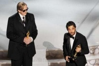 T-Bone Burnett y Ryan Bingham reciben el Oscar por el tema "The Weary Kind" de la cinta "Crazy Heart"